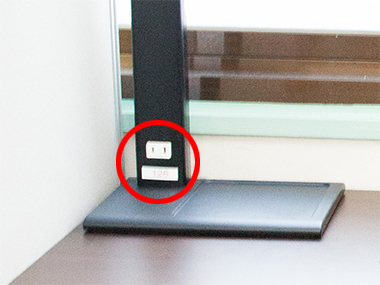 机ひとつひとつにコンセントがあります